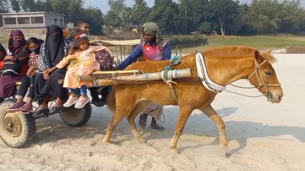 ভোগান্তিতে হাজার হাজার মানুষ হাবাসপুর- সাতবাড়িয়া নৌরুটে নেই সংযোগ সড়ক