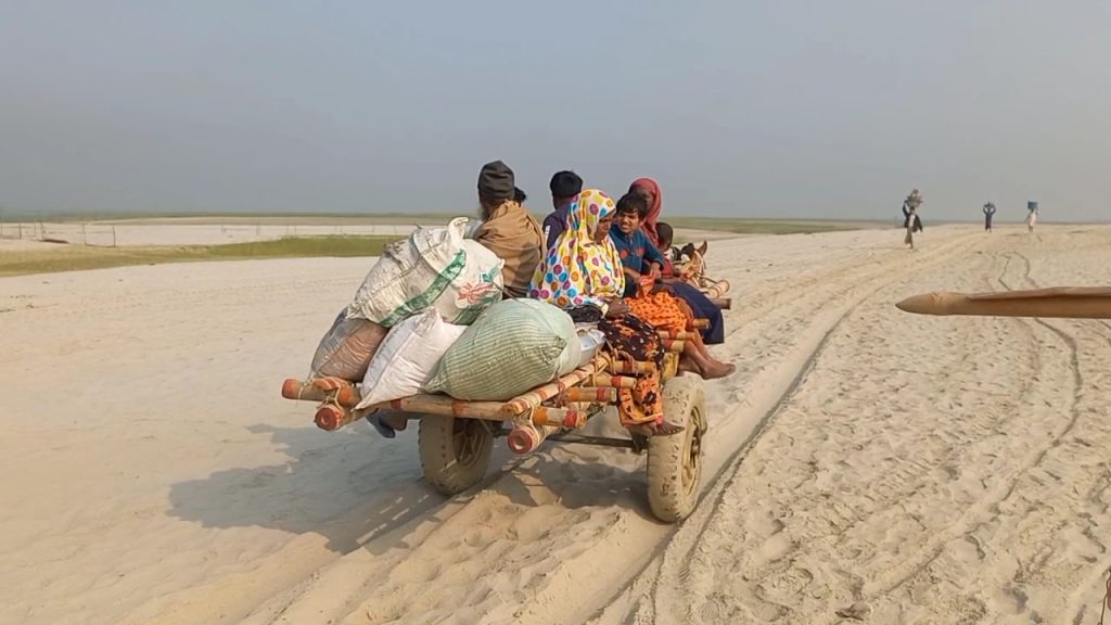 টাকা না থাকলে হাঁটতে হবে ৫ কিলোমিটার পাংশার চরাঞ্চলে ঘোড়ার গাড়ি একমাত্র ভরসা