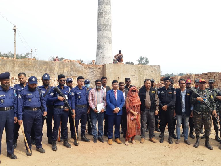 পরিবেশ অধিদপ্তর সদর দপ্তরের মনিটরিং এন্ড এনফোর্সমেন্ট উইংয়ের অভিযান রাজবাড়ীতে ৭টি অবৈধ ইটভাটায় মোবাইল কোর্টের অভিযানে ১৩ লক্ষ টাকা জরিমানা