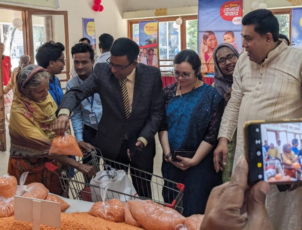 মাত্র ১০ টাকায় মিলেছে হাজার টাকার পণ্য রাজবাড়ীতে বিদ্যানন্দ ফাউন্ডেশনের উদ্যোগে ব্যতিক্রমী আয়োজন