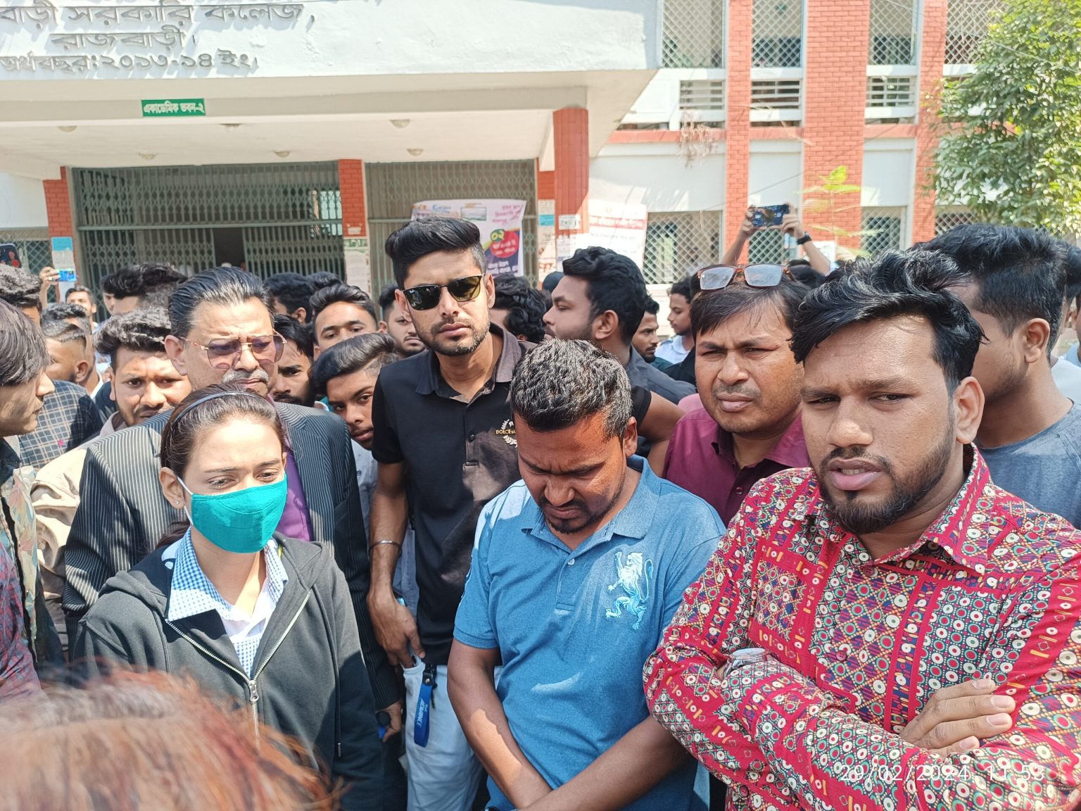 এক ছাত্রীকে মারধরের অভিযোগ রাজবাড়ী সরকারি কলেজের শিক্ষার্থীদের বিক্ষোভ ও পদার্থ বিজ্ঞান বিভাগে তালা