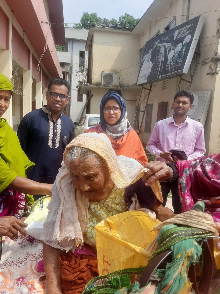 ১২০ বছর বয়সী বৃদ্ধা নয়তোন নেছার পাশে দাড়ালেন ঝিনাইদহের ইউএনও