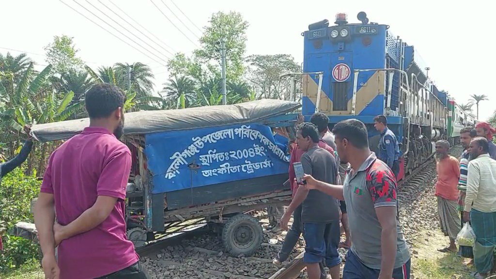 ঝিনাইদহের কালীগঞ্জে ট্রেনের ধাক্কায় নসিমন চালক নিহত