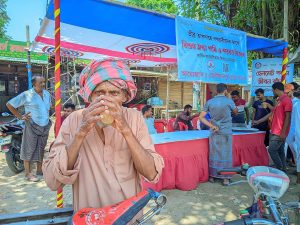 ঝিনাইদহের কোটচাঁদপুর ব্লাড ব্যাংকের উদ্যোগে পথচারী ও শ্রমজীবী এক হাজার মানুষের মাঝে বিশুদ্ধ ঠান্ডা পানি, লেবুর শরবত বিতরণ