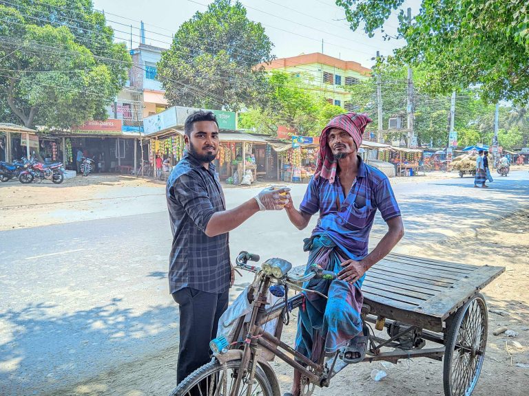 ঝিনাইদহের কোটচাঁদপুর ব্লাড ব্যাংকের উদ্যোগে পথচারী ও শ্রমজীবী এক হাজার মানুষের মাঝে বিশুদ্ধ ঠান্ডা পানি, লেবুর শরবত বিতরণ