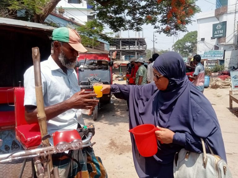 ঝিনাইদহে তৃষ্ণার্ত মানুষের মাঝে স্যালাইন ও ঠান্ডা খাবার পানীয় বিতরণ