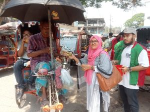 তীব্র তাপদাহে কিছুটা স্বস্থি পাচ্ছে রিকশাচালক, ভ্যানচালক ও শ্রমজীবী মানুষ।