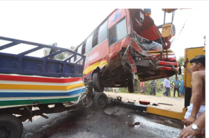 বাসটির একটি চাকা রাস্তার গর্তে পড়ে যায়। গাড়িটি আড়াআড়িভাবে সড়কের ওপর দাঁড়িয়ে যায়। এ সময় পিকআপ ভ্যানটি বাসটির মাঝামাঝিতে এসে আঘাত করলে এই দুর্ঘটনা ঘটে।