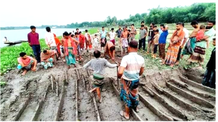 বজরাপুর গ্রামের বাওড়ের মাটির নীচ থেকে একটি দুইশত বছর পুর্বের পুরাতন পালতোলা নৌাকার সন্ধান মিলেছে।