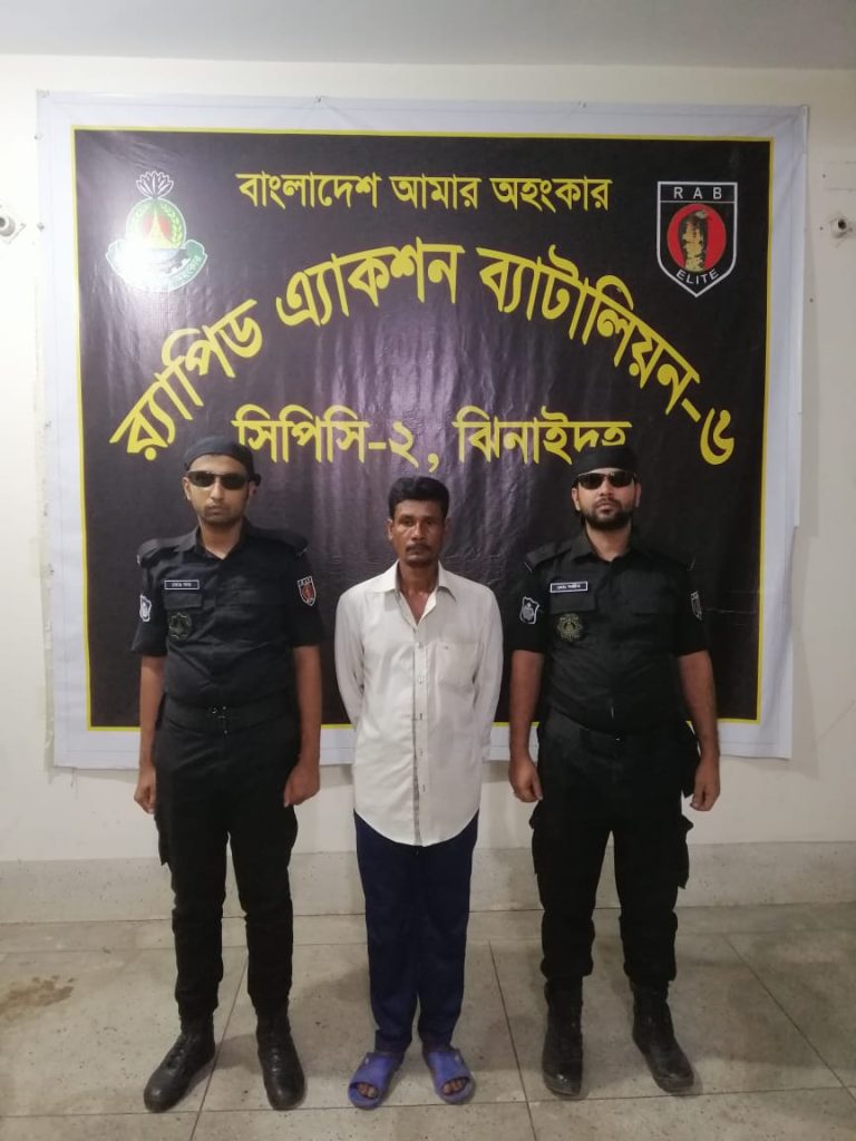 দেশীয় তৈরি একটি ওয়ান শুটারগান এবং একটি রাউন্ড গুলিসহ মোঃ মোক্তার মল্লিক (৪৫)